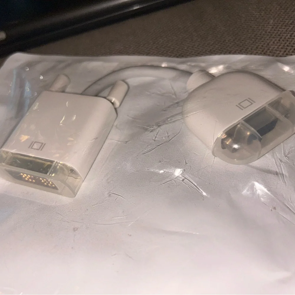 Apple DVI-to-VGA Adapter Cable in White